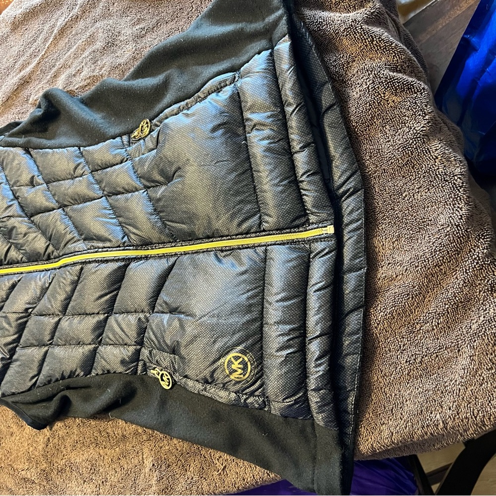 Michael Kors down quilted puffer vest with Gold tone logo size small - Picture 9 of 9